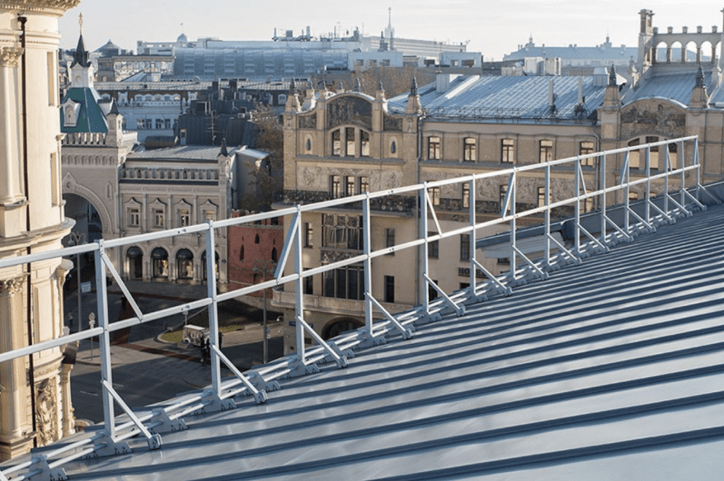 Испытание прочности ограждений кровли, лестниц